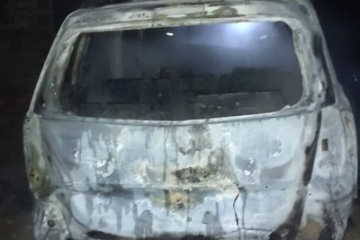Згоріле внаслідок влучання російського FPV-дрона на оптоволокні авто Згоріле внаслідок влучання російського FPV-дрона на оптоволокні авто