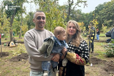 У пам'ять про рідних і на згадку для дітей: в Одесі родини висадили 50 кленів У пам'ять про рідних і на згадку для дітей: в Одесі родини висадили 50 кленів