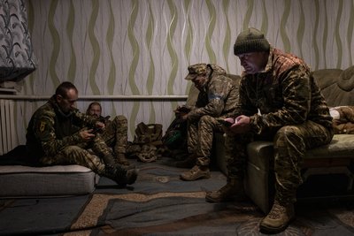 Українські бійці на ночівлі неподалік лінії фронту на Харківщині Українські бійці на ночівлі неподалік лінії фронту на Харківщині