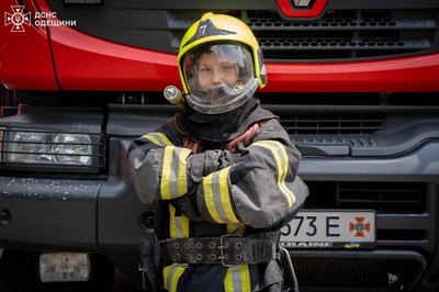 Дівчинка, яка врятувала свою матір при обстрілі Одеси, побувала у пожежній частині