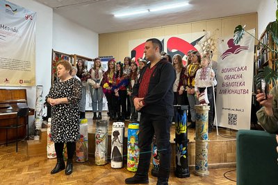 У Луцьку колядували та посівали "Діти Небесного Легіону", щоб зібрали гроші для 14-ої бригади У Луцьку колядували та посівали "Діти Небесного Легіону", щоб зібрали гроші для 14-ої бригади