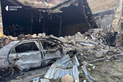 Згорілі автівки та пошкоджені будинки в центрі Одеси: фото наслідків нічної атаки Згорілі автівки та пошкоджені будинки в центрі Одеси: фото наслідків нічної атаки