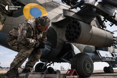 Бортовий технік бригади армійської авіації готує гелікоптер до зльоту на Донеччині, березень 2023 року Бортовий технік бригади армійської авіації готує гелікоптер до зльоту на Донеччині, березень 2023 року