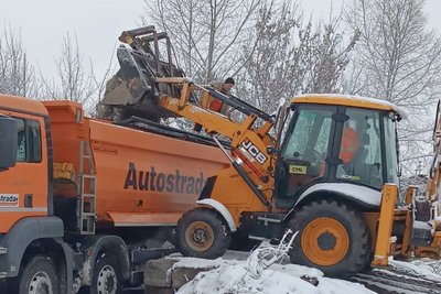 Крижаний дощ та сніг — як на Житомирщині розчищають дороги державного значення Крижаний дощ та сніг — як на Житомирщині розчищають дороги державного значення
