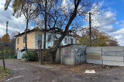 В Житомирі на місці проїзду до багатоповерхівки збудували бетонну стіну — місцеві жителі виступили проти В Житомирі на місці проїзду до багатоповерхівки збудували бетонну стіну — місцеві жителі виступили проти