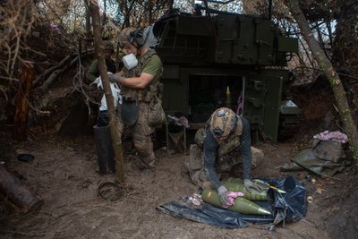 Артилеристи розрахунку готують снаряди та безвогневий порох перед пострілом