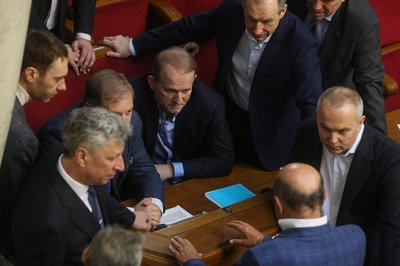 Народні депутати Нестор Шуфрич (праворуч) і Віктор Медведчук Народні депутати Нестор Шуфрич (праворуч) і Віктор Медведчук