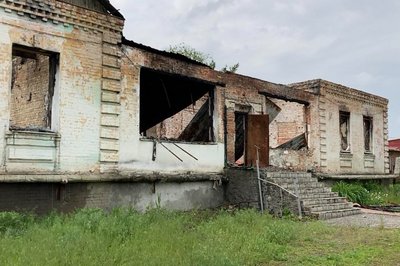 "У вогні згоріла уся техніка, меблі та п'ятдесят тисяч книг": РФ двома ударами знищила бібліотеку у Барвінковому "У вогні згоріла уся техніка, меблі та п'ятдесят тисяч книг": РФ двома ударами знищила бібліотеку у Барвінковому