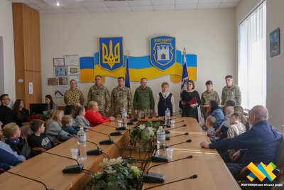 У Житомирі сім'ям загиблих військових передали нагороди, одну з них захиснику присвоїли прижиттєво У Житомирі сім'ям загиблих військових передали нагороди, одну з них захиснику присвоїли прижиттєво