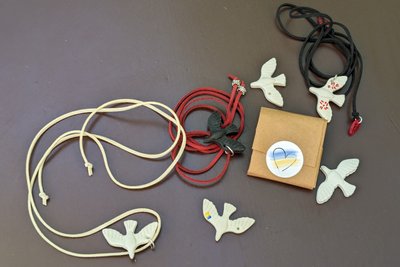 Житомирянка виготовляє підвіски, гроші з продажу яких донатить на ЗСУ Житомирянка виготовляє підвіски, гроші з продажу яких донатить на ЗСУ