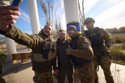 Військові роблять селфі з президентом Зеленським у Херсоні Військові роблять селфі з президентом Зеленським у Херсоні
