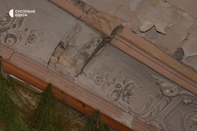 Власниця пошкодженої внаслідок удару РФ квартири намагається зберегти історичну спадщину