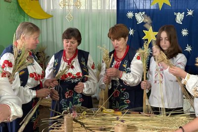 "Символ Рідзва" — у громаді на Житомирщині ліцеїстів навчали плести солом'яні дідухи "Символ Рідзва" — у громаді на Житомирщині ліцеїстів навчали плести солом'яні дідухи