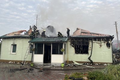 Пошкоджені приватні будинки та кладовище: наслідки нічного обстрілу Київщини Пошкоджені приватні будинки та кладовище: наслідки нічного обстрілу Київщини