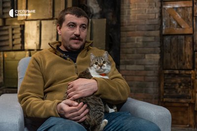 Роман Сініцин з котом Сирським