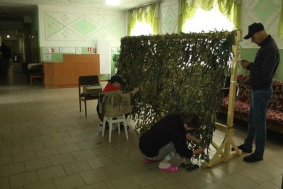 Пацієнти Хмельницького обласного закладу з надання психіатричної допомоги плетуть маскувальні сітки