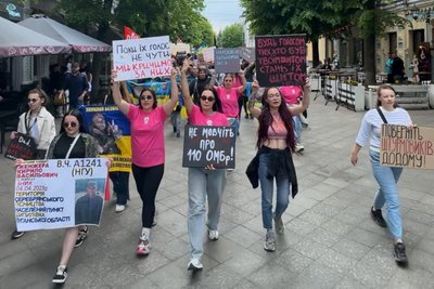 "Поверніть мамі сина": в Житомирі провели перформанс на підтримку полонених та зниклих безвісти "Поверніть мамі сина": в Житомирі провели перформанс на підтримку полонених та зниклих безвісти