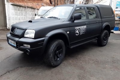 Хмельницькі волонтери передали пікап для сил ППО, які захищають небо Хмельниччини Хмельницькі волонтери передали пікап для сил ППО, які захищають небо Хмельниччини