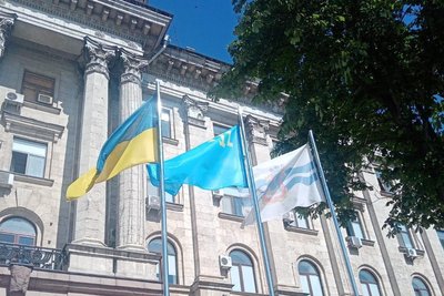 У Миколаєві підняли кримськотатарський прапор