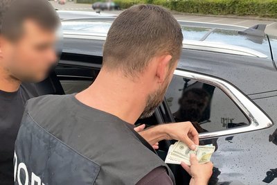 На Житомирщині затримали лікаря, якого підозрюють у вимаганні хабаря з військового: що відомо На Житомирщині затримали лікаря, якого підозрюють у вимаганні хабаря з військового: що відомо