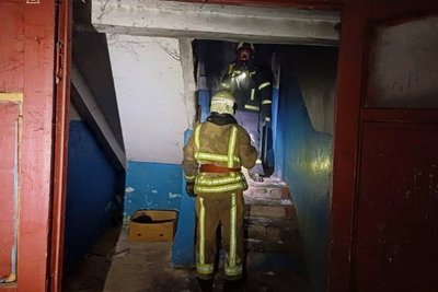 Горіла квартира у багатоповерхівці у громаді на Житомирщині — тіло 58-річного господаря сусіди винесли на сходи Горіла квартира у багатоповерхівці у громаді на Житомирщині — тіло 58-річного господаря сусіди винесли на сходи