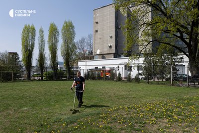 рятувальник стриже газон в пожежній частині у Харкові