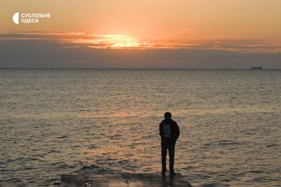 "Світанок лікує": одесити та гості міста зустрічають сонце на узбережжі "Світанок лікує": одесити та гості міста зустрічають сонце на узбережжі