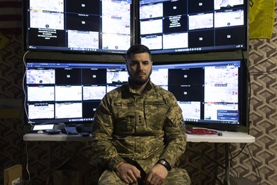 Командир полку безпілотних авіаційних комплексів "Ахіллес" у командному пункті на Донеччині, 19 березня 2024 року Командир полку безпілотних авіаційних комплексів "Ахіллес" у командному пункті на Донеччині, 19 березня 2024 року
