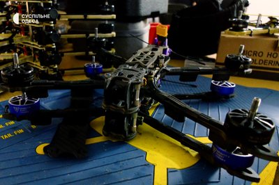 Збирають та тестують дрони для військових: як працюють "Бджоли Бессарабії" на Одещині Збирають та тестують дрони для військових: як працюють "Бджоли Бессарабії" на Одещині