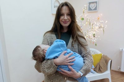 Як носити слінг — урок для батьків у Волинському перинатальному центрі Як носити слінг — урок для батьків у Волинському перинатальному центрі
