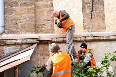 Комунальні підприємства з інших міст допомагають відновлювати будинки Миколаєва Комунальні підприємства з інших міст допомагають відновлювати будинки Миколаєва