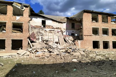 Росіяни вдарили з авіації по підприємтву в Приколотному на Куп'янщині: загинули та дістали поранень працівники Росіяни вдарили з авіації по підприємтву в Приколотному на Куп'янщині: загинули та дістали поранень працівники