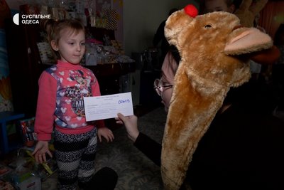 "Добрі справи не лишаються за кадром": як в Одесі збирають "добрі подарунки" для дітей "Добрі справи не лишаються за кадром": як в Одесі збирають "добрі подарунки" для дітей