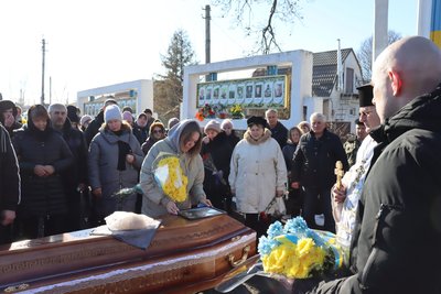 Більше року вважався безвісти зниклим: на Хмельниччині попрощалися з військовим Максимом Підгорним Більше року вважався безвісти зниклим: на Хмельниччині попрощалися з військовим Максимом Підгорним