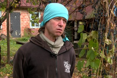 Володимир Ронкін доглядає бабака Тимка Володимир Ронкін доглядає бабака Тимка