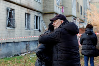Обійми біля будинку, який зазнав ракетної атаки