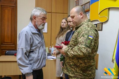 У Житомирі рідним загиблих захисників вручили державні нагороди У Житомирі рідним загиблих захисників вручили державні нагороди