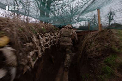Молодший сержант 24 бригади з позивним "Масік" в окопі Молодший сержант 24 бригади з позивним "Масік" в окопі