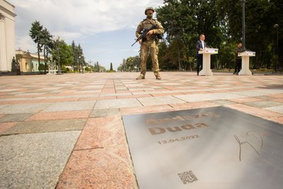Зеленський та Дуда відкрили в Києві Алею сміливості Зеленський та Дуда відкрили в Києві Алею сміливості