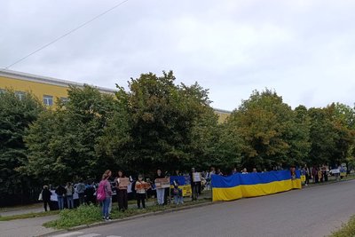 "Не мовчи. Полон вбиває!": у Бердичеві в День Незалежності провели акцію на підтримку полонених захисників України "Не мовчи. Полон вбиває!": у Бердичеві в День Незалежності провели акцію на підтримку полонених захисників України
