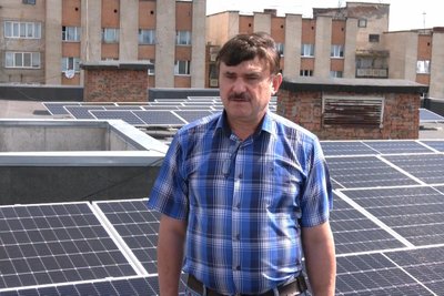 У Хмельницькому на дахах міських поліклінік працюють сонячні станції: який від них зиск У Хмельницькому на дахах міських поліклінік працюють сонячні станції: який від них зиск