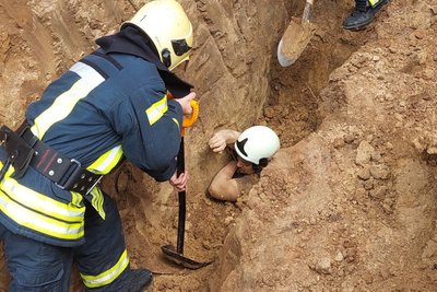 Понад годину під землею: як у Луцьку рятували чоловіків, яких засипало під час земельних робіт Понад годину під землею: як у Луцьку рятували чоловіків, яких засипало під час земельних робіт