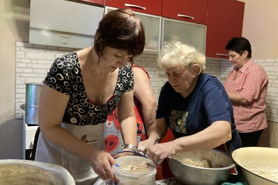 Мати загиблого атовця з Лозової готує домашні страви для військових Мати загиблого атовця з Лозової готує домашні страви для військових