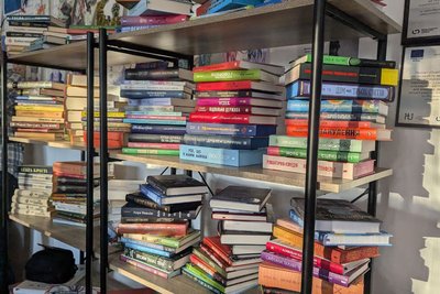 Дружина загиблого бійця подарувала бібліотеці в Луцьку серію книг на 35 тис. грн Дружина загиблого бійця подарувала бібліотеці в Луцьку серію книг на 35 тис. грн