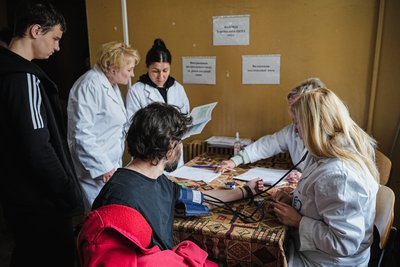 Пацієнт на медогляді в одному з харківських гуртожитків, квітень 2026 року Пацієнт на медогляді в одному з харківських гуртожитків, квітень 2026 року