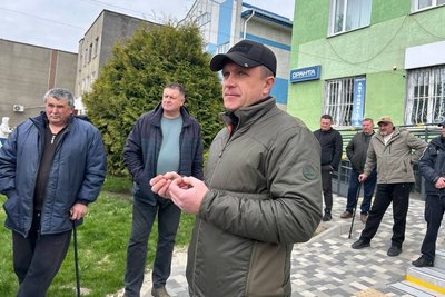 Пиляють ліс і тікають: на Житомирщині люди виступають проти масових крадіжок лісу у громаді Пиляють ліс і тікають: на Житомирщині люди виступають проти масових крадіжок лісу у громаді