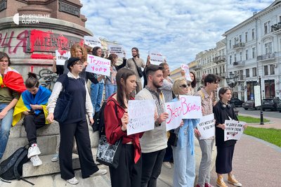 В Одесі біля пам'ятника Катерині II — акція протесту В Одесі біля пам'ятника Катерині II — акція протесту
