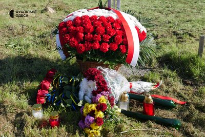 Запалили свічки та поклали квіти: в Одесі вшанували пам'ять жертв масових політичних репресій Запалили свічки та поклали квіти: в Одесі вшанували пам'ять жертв масових політичних репресій