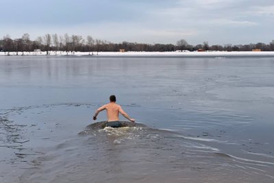 Люди занурювались у Дніпро на Водохреще Люди занурювались у Дніпро на Водохреще