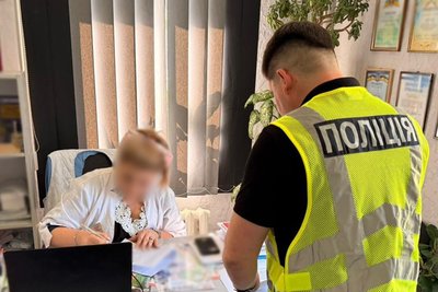 На Житомирщині посадовцям та працівникам медзакладу повідомили про підозру в безпідставному отриманні 2,4 млн грн На Житомирщині посадовцям та працівникам медзакладу повідомили про підозру в безпідставному отриманні 2,4 млн грн